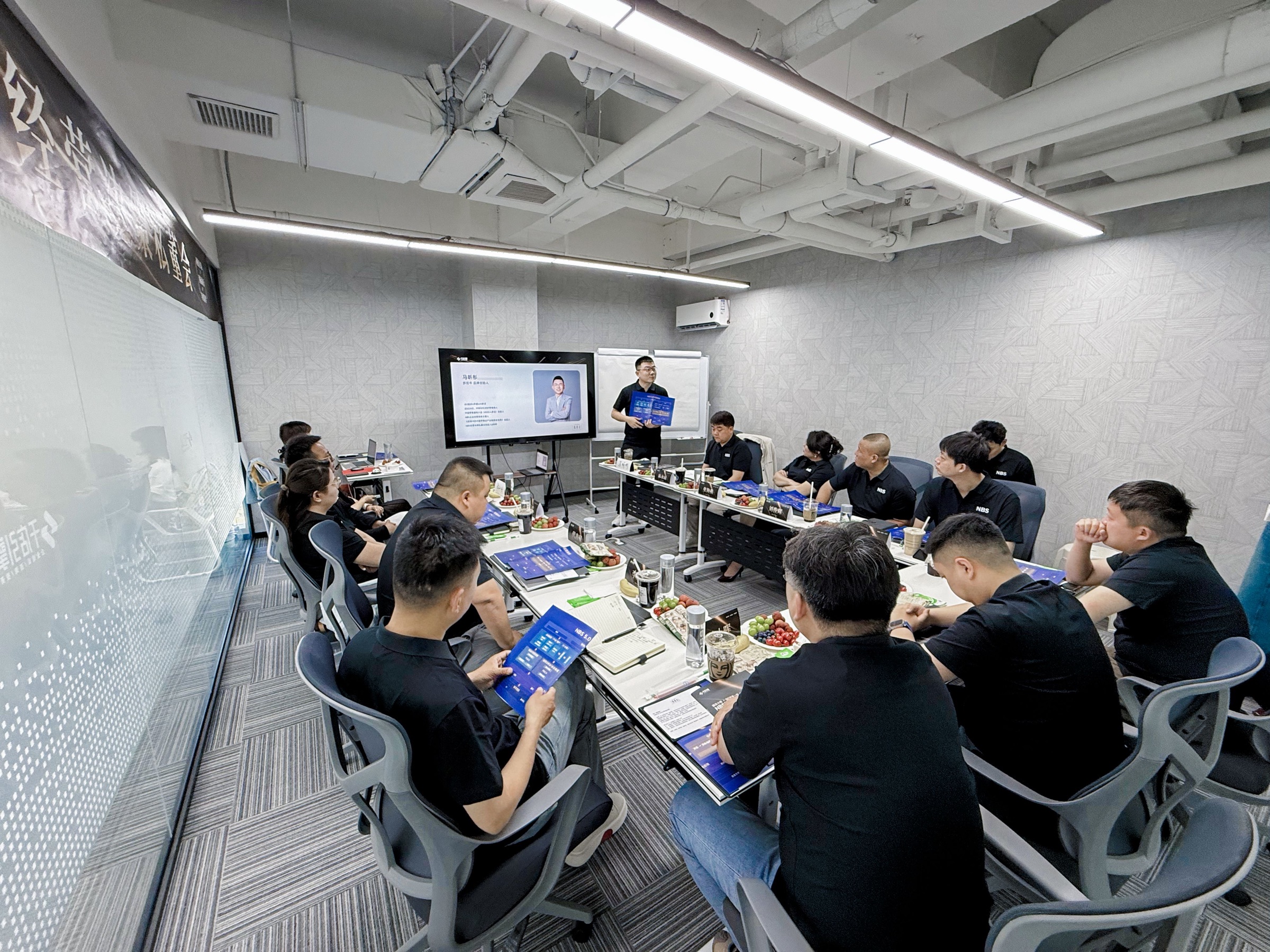 NBS经营者会议现场，成员围桌听取分享